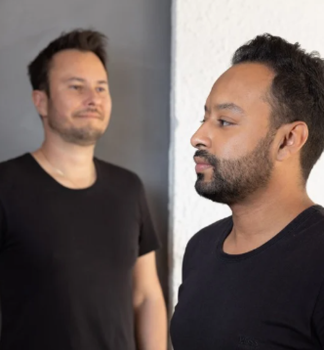 Dois homens de perfil, fundadores da Acervo Furniture